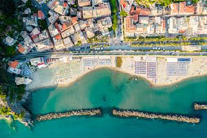 Italienischer Strand von oben (Moneglia)