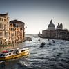 Boote im Canal Grande Venedig Italien von Jürgen Schmittdiel Photography