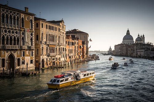 Boten op het Canal Grande Venetië Italië