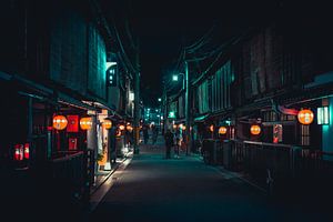 Laternen in einer dunklen Strasse in Kyoto von Mickéle Godderis