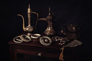 Stilleven met Arabische theekan, potjes en sieraden.