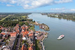 Luchtfoto van het stadje Woudrichem met de veerboot in Nederland van Eye on You