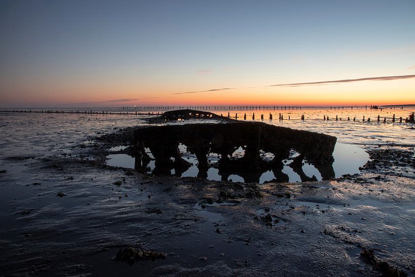 lever du soleil sur la mer des Wadden aux Pays-Bas. par Gert Hilbink