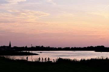 Silhouettes du coucher de soleil, soirée d'été au Lek près d'Ameide sur Maud De Vries