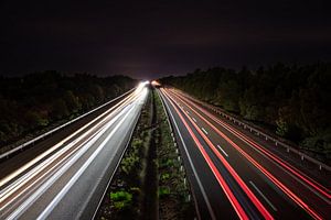 car light trails at night sur VIDEOMUNDUM