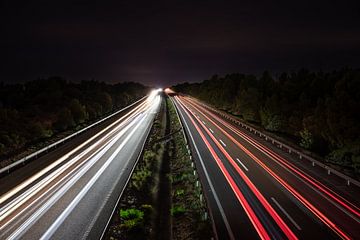 car light trails at night von VIDEOMUNDUM