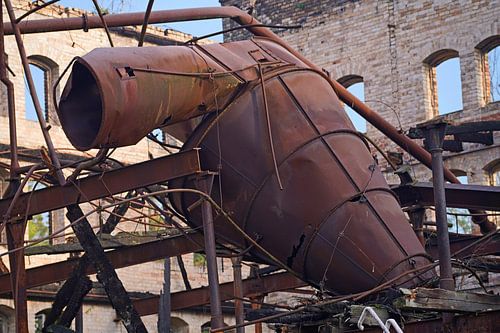 Afbraak van cycloonfilter in de oude graanschuur van Böllberger Mühle in Halle