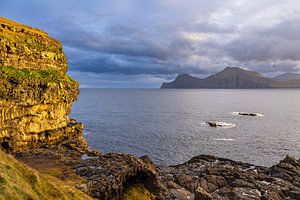 Landschaft nahe des Dorfes Gjógv auf der Färöer Insel Eysturo