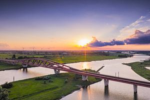 Flusslandschaft der IJssel bei Sonnenuntergang von oben gesehen