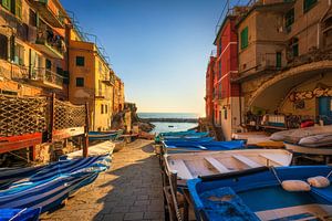 Riomaggiore Dorf, Boote vor dem Meer. Cinque Terre, Li