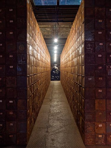 Een filmische scène in een verlaten fabriek (industrieel erfgoed)