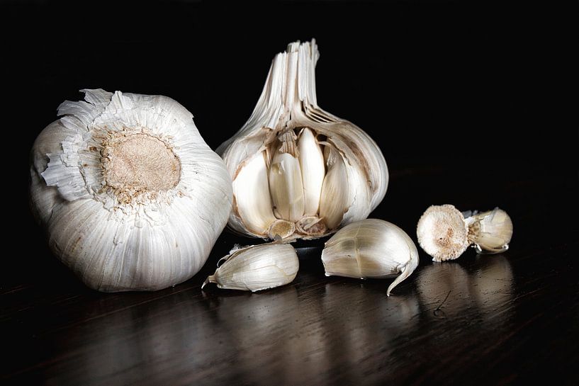 Stilleben in monochrom mit Knoblauch auf dunklem Hintergrund von Marianne van der Zee