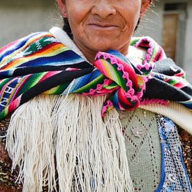 Vrouw met kleurige omslagdoek, Bolivia van Monique Tekstra-van Lochem