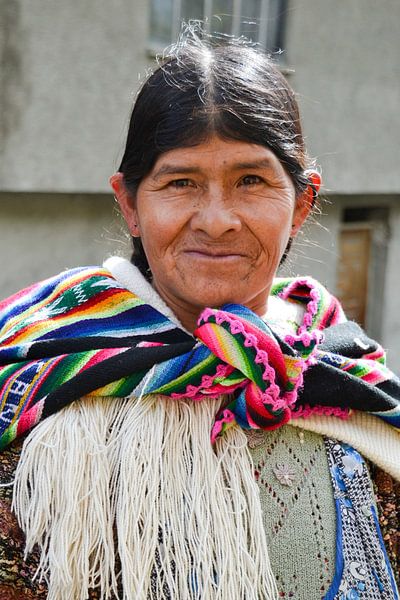 Vrouw met kleurige omslagdoek, Bolivia van Monique Tekstra-van Lochem