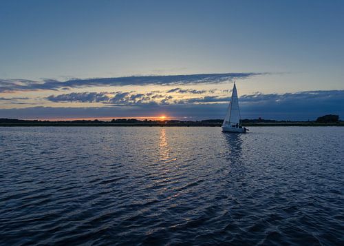 Naviguer au coucher du soleil