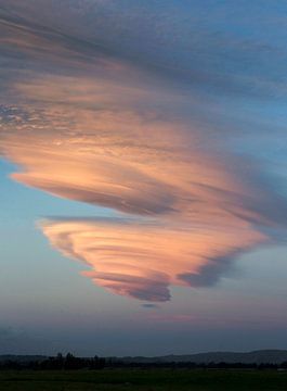 Nuage rotatif tourbillonnant dans la lumière du soir sur Albert Brunsting