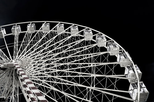 Das Riesenrad in Honfleur (Frankreich) in Schwarz-Weiß.