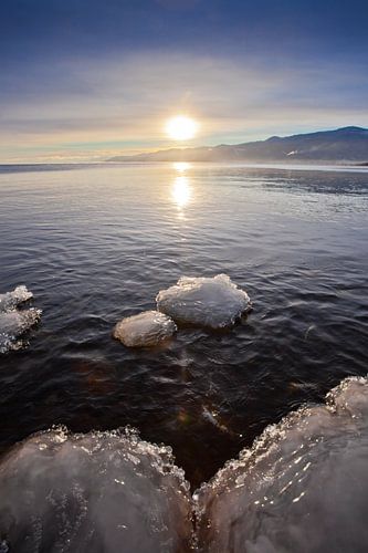 Blauw ijs voor de kust van Baikal