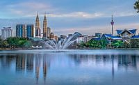 Kuala Lumpur-Skyline während des Sonnenuntergangs von Jan van Dasler Miniaturansicht