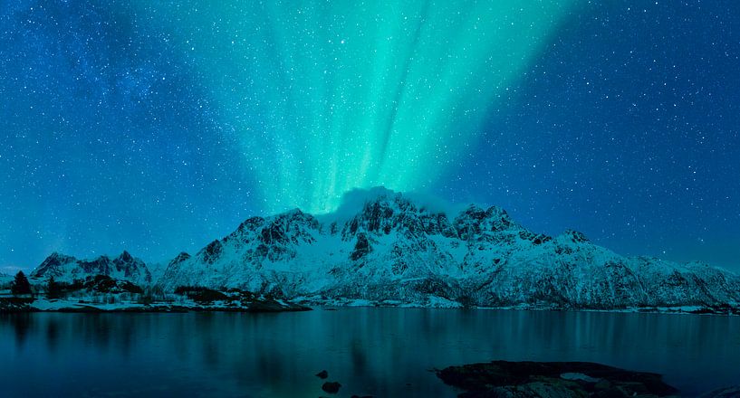 Noorderlicht boven een fjord en besneeuwde bergen in Noorwegen van Sjoerd van der Wal Fotografie