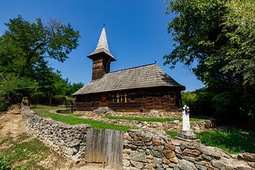 Historische houten kerk in Roemenië van Roland Brack