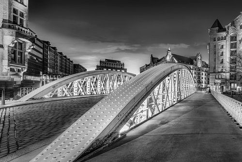 Hamburgs Speicherstadt met oude brug.