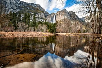 Reflets de la chute d'eau Bridalveil dans une eau cristalline, parc national de Yosemite, Californie