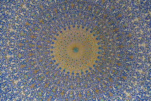 Betegelde koepel in blauw en goud in Iran