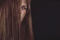 Foto van een Vrouw met Sproeten en Diep Expressieve Blik van Elianne van Turennout thumbnail