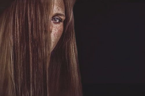 Foto van een Vrouw met Sproeten en Diep Expressieve Blik