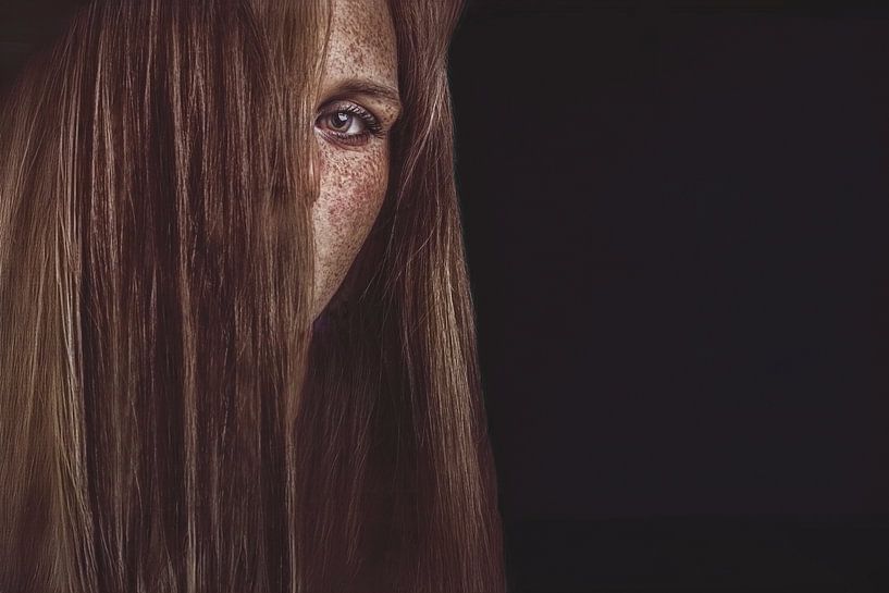 Foto van een Vrouw met Sproeten en Diep Expressieve Blik van Elianne van Turennout