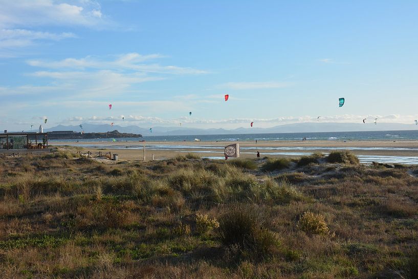 Strand und Dünen Tarifa Spanien mit Kitesurfern und Marokko von My Footprints