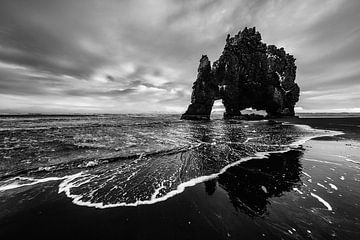 Rocher Hvítserkur au nord-ouest de l'Islande (noir et blanc)
