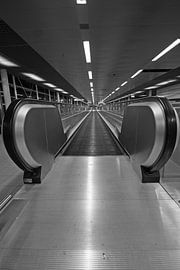 roltrappen schiphol amsterdam in zwart wit von ticus media