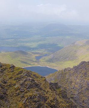View from Carrauntoohil of Carrantuohill (Iers-Gaelisch: Corrán Tuathail) Ierland van Marcel Kerdijk