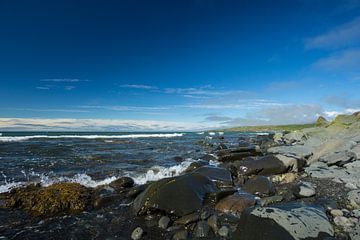 IJsland - Golven van blauwe oceaan bij blonduos strand met blauwe lucht van adventure-photos