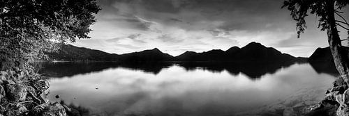 Panorama zonsondergang aan de Walchensee in zwart-wit.