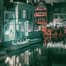 Brugge bij nacht – Sprookjesachtige sfeer aan de Reien (Mystiek groen) van Daan Duvillier | Regio in de Kijker