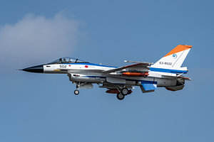 Eine Mitsubishi F-2A, 63-8502, der Japan Air Self Defence Force (JASDF) kurz vor der Landung auf dem