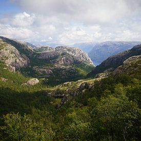 Landschap Preikestolen, Noorwegen van Arnold van Rooij