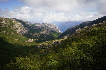Landschaft Preikestolen, Norwegen von Arnold van Rooij