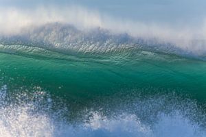 Vague parfaite avec une eau de mer de couleur turquoise en Australie.