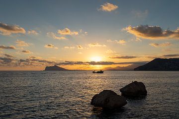 Coucher de soleil sur la côte méditerranéenne sur Adriana Mueller
