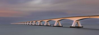 Ruhe in Zeeland – Die Zeelandbrücke im Abendlicht