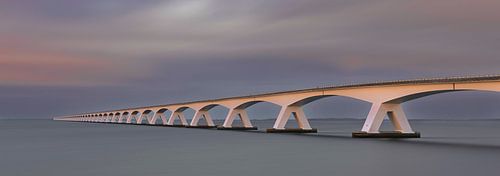Ruhe in Zeeland – Die Zeelandbrücke im Abendlicht