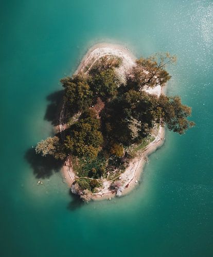Eiland in de Lago di Tenno | Reisfotografie | Italië | blauwgroen meer