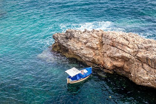 Għar Lapsi Bay met boot