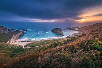 Asturien Playa de Mexota Strand bei Sonnenaufgang von Jean Claude Castor