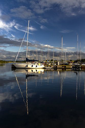 zeilboten en masten weerspiegelen in het water