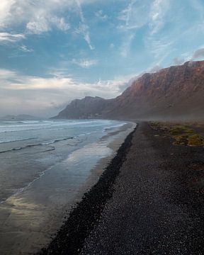 Strand op Famara Lanzarote van Visuals by Justin